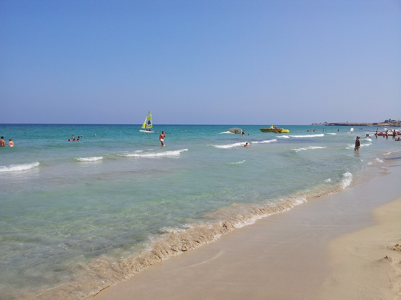 Costa della spiaggia San Lorenzo in Sicilia con stabilimenti balneari e palme