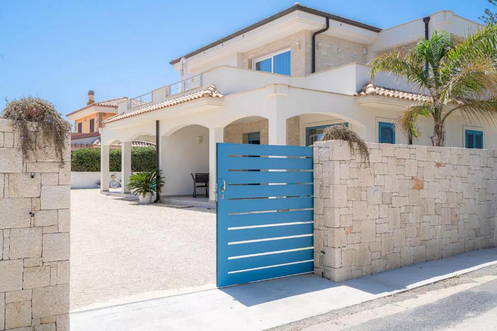 Misalmar Appartamenti San Lorenzo: esterno della villa a Noto con ingresso e giardino